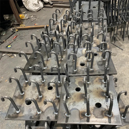 图纸中如何确定红河预埋件的位置？